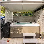 Beachfront House With Private Heated Jacuzzi And Garden Ζαντάρ