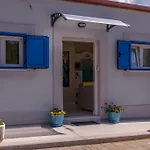 Beachfront House With Private Heated Jacuzzi And Garden Ζαντάρ