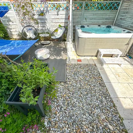Beachfront House With Private Heated Jacuzzi And Garden Appartement