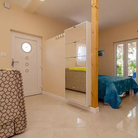 Beachfront House With Private Jacuzzi And Garden Lägenhet *