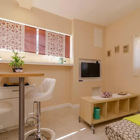 Beachfront House With Private Heated Jacuzzi And Garden Apartment Zadar