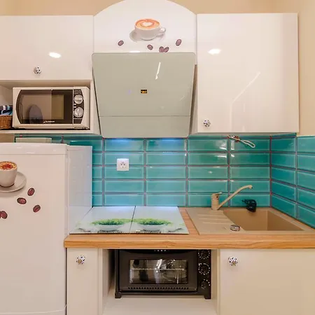 Beachfront House With Private Jacuzzi And Garden Lägenhet