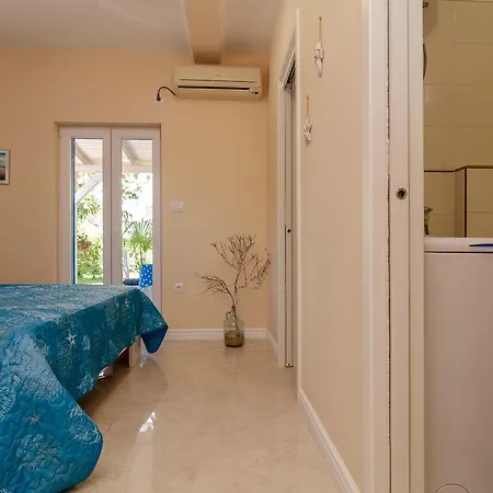 Beachfront House With Private Heated Jacuzzi And Garden Apartment *