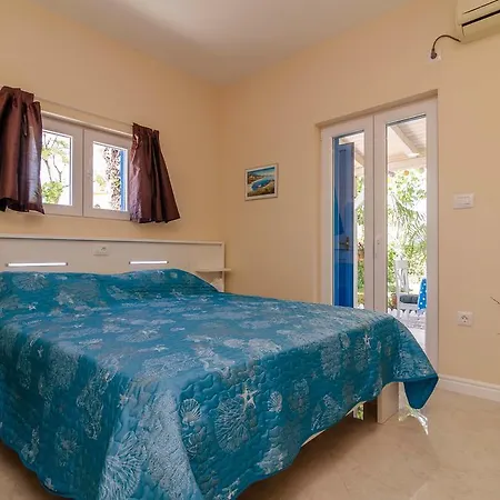 Lägenhet Beachfront House With Private Jacuzzi And Garden Zadar