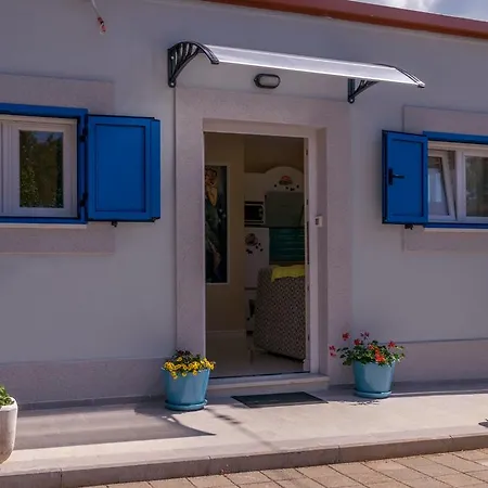 Beachfront House With Private Jacuzzi And Garden Zadar