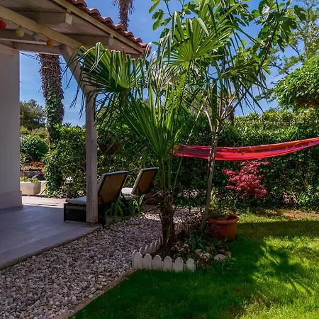 Beachfront House With Private Jacuzzi And Garden *