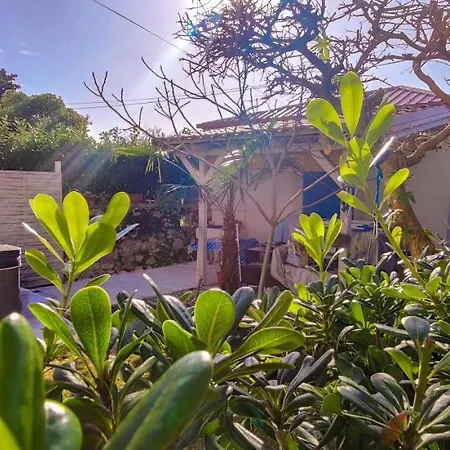 Beachfront House With Private Jacuzzi And Garden Lägenhet *