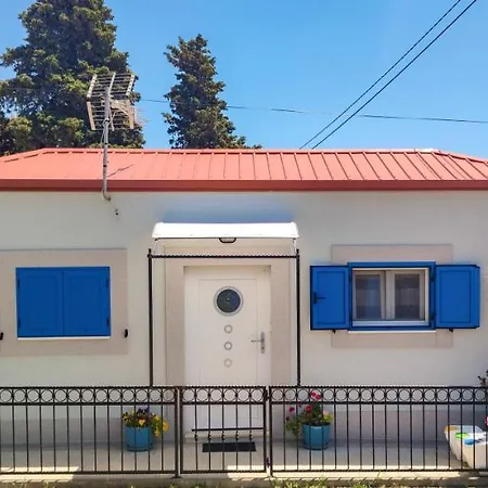 Lägenhet Beachfront House With Private Jacuzzi And Garden Zadar