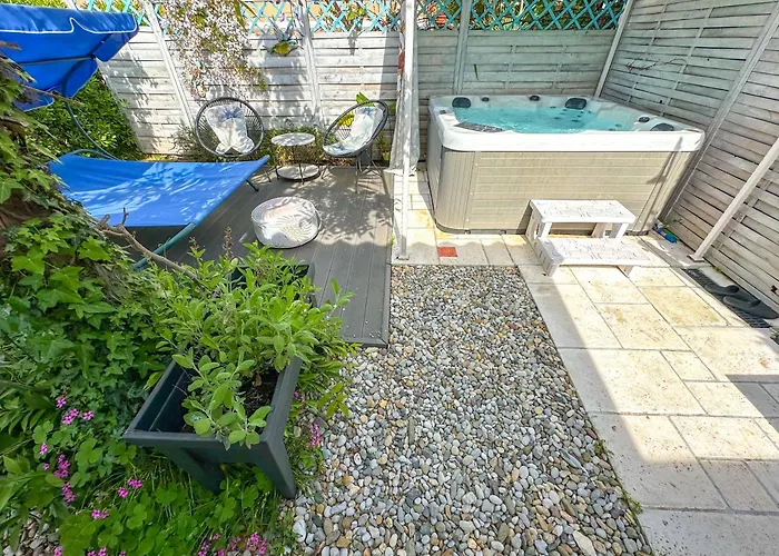 Beachfront House With Private Heated Jacuzzi And Garden Appartement
