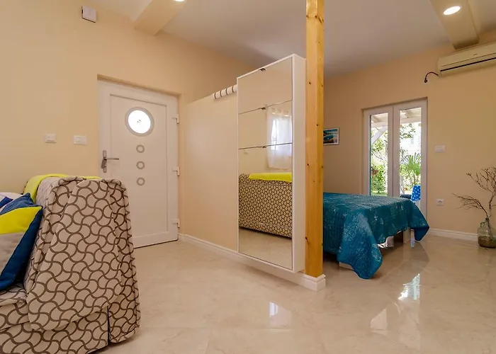 Beachfront House With Private Heated Jacuzzi And Garden Apartment *