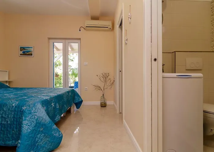 Beachfront House With Private Heated Jacuzzi And Garden Apartment *