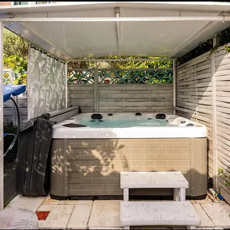 Beachfront House With Private Jacuzzi And Garden Ζαντάρ