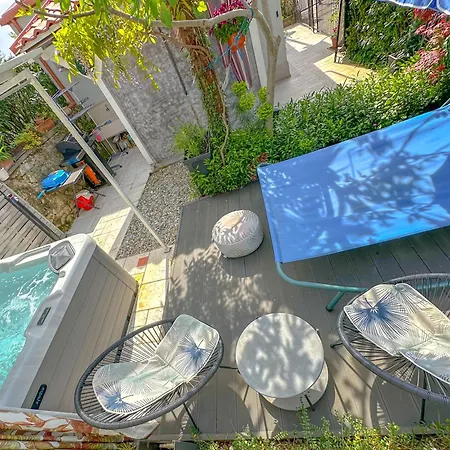 Beachfront House With Private Heated Jacuzzi And Garden 아파트