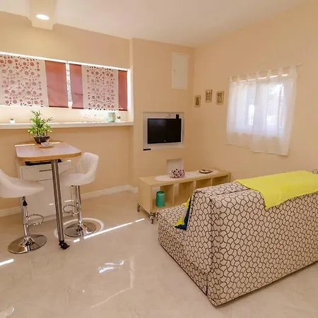 Beachfront House With Private Jacuzzi And Garden Διαμέρισμα