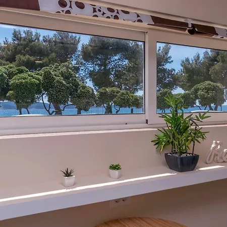 Beachfront House With Private Heated Jacuzzi And Garden Apartment Zadar