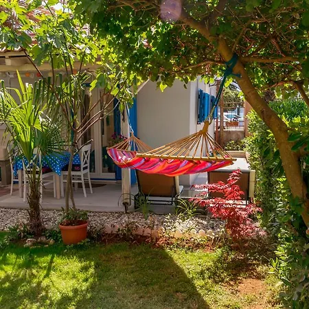 Beachfront House With Private Heated Jacuzzi And Garden Apartment *