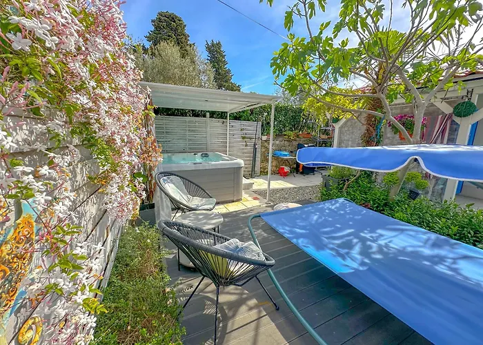 Beachfront House With Private Heated Jacuzzi And Garden *