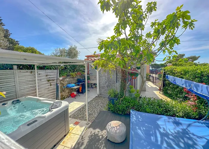 Beachfront House With Private Heated Jacuzzi And Garden 자다르