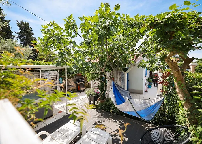 Beachfront House With Private Heated Jacuzzi And Garden 자다르