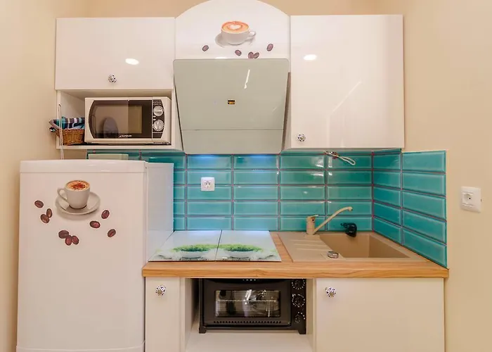 Beachfront House With Private Jacuzzi And Garden Apartman